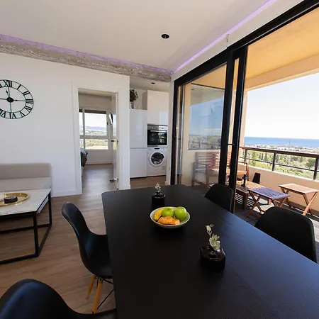 Amazing With Stunning Views 아파트 *